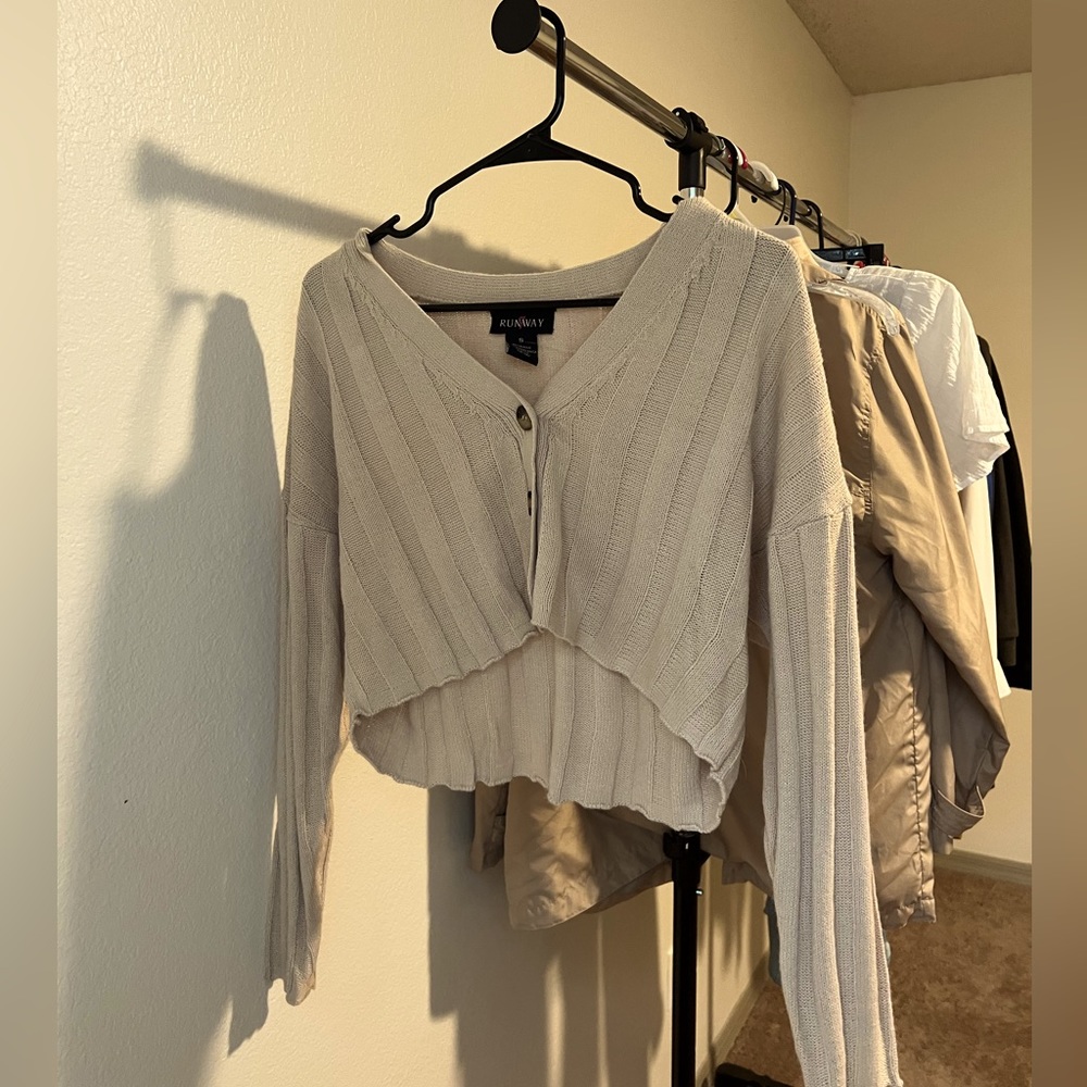 Tan/Beige Cropped Knitted Sweater 🧸